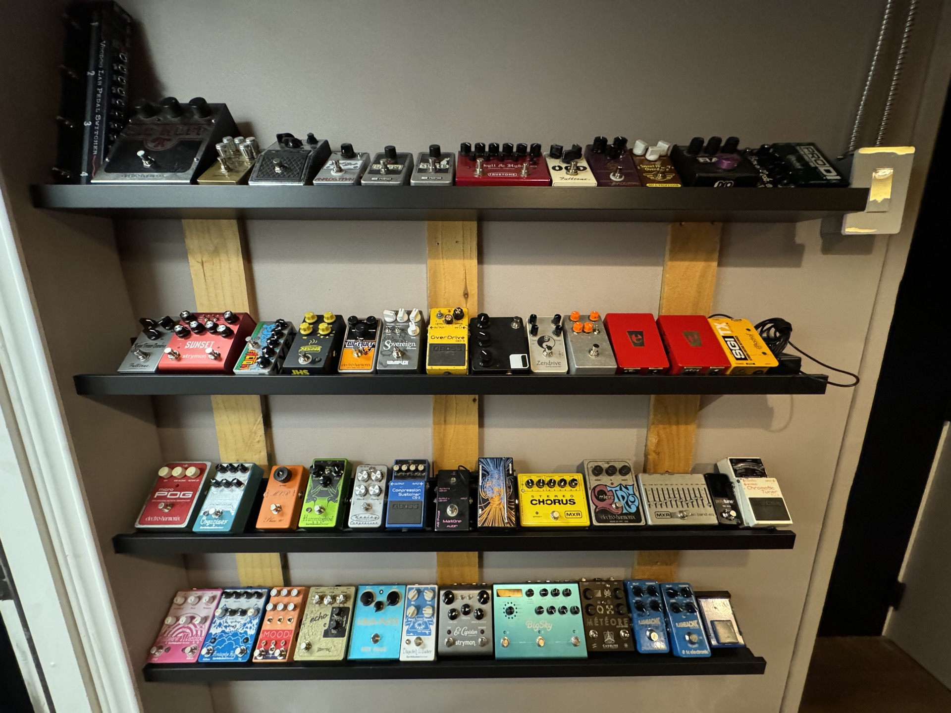 Extensive pedal collection with vintage and modern effects
